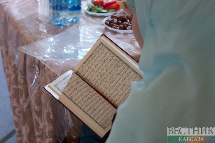 Мусульманка читает коран