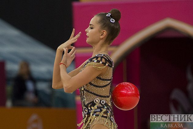 Дина и Арина Аверины стали лучшими в квалификации с мячом на Чемпионате мира по художественной гимнастике в Баку