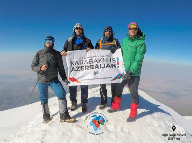 Плакат с лозунгом "Карабах – это Азербайджан!" установлен на вершине горы Агрыдаг 