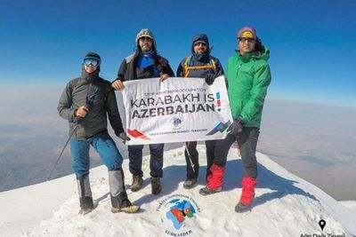 Плакат с лозунгом &quot;Карабах – это Азербайджан!&quot; установлен на вершине горы Агрыдаг 